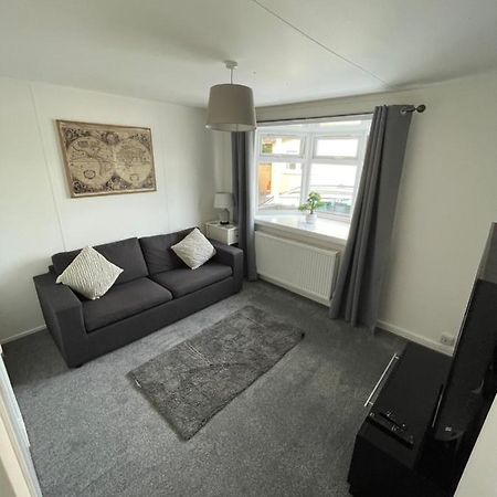 1-Bedroom Semi-Detached Chalet In Uddingston, Glasgow Dış mekan fotoğraf