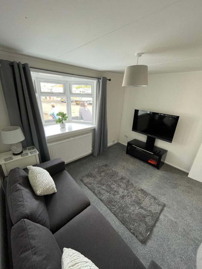 1-Bedroom Semi-Detached Chalet In Uddingston, Glasgow Dış mekan fotoğraf