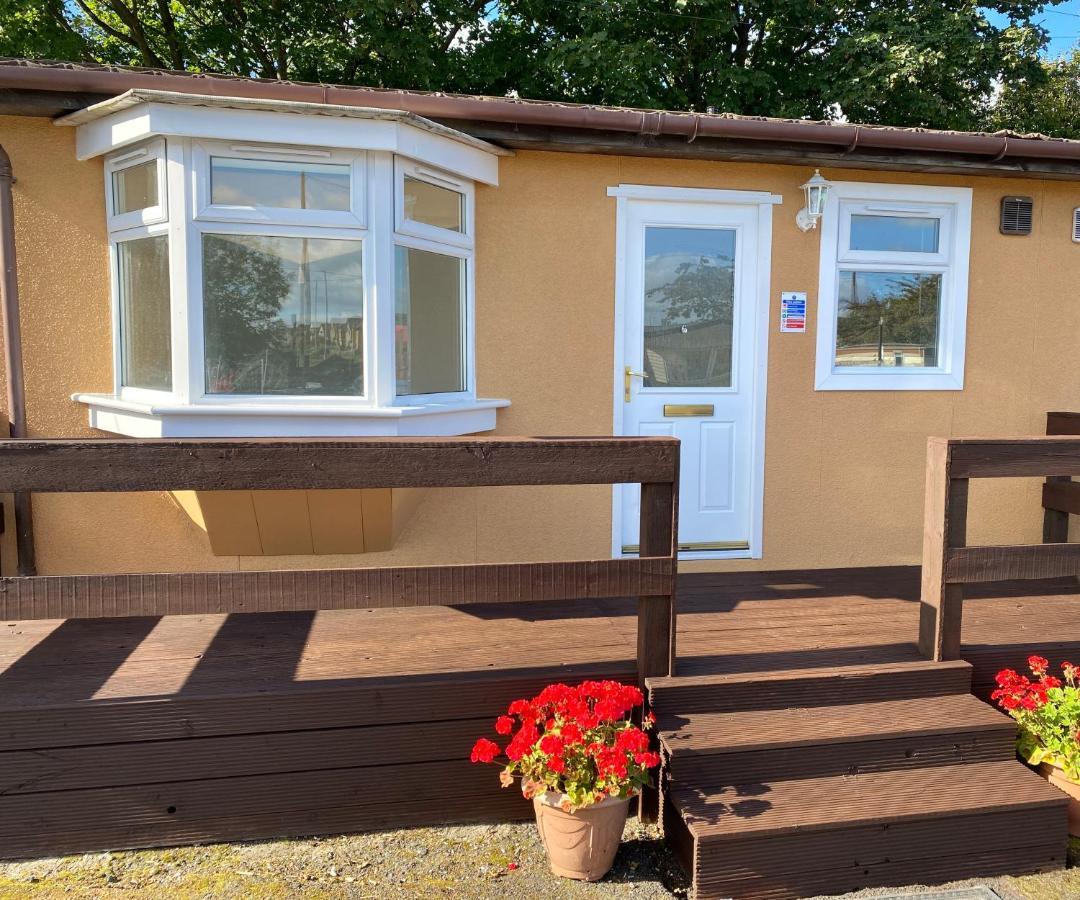 1-Bedroom Semi-Detached Chalet In Uddingston, Glasgow Dış mekan fotoğraf